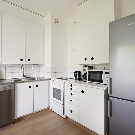 Spacious 2br In A Quiet Neighborhood & Free Parking *